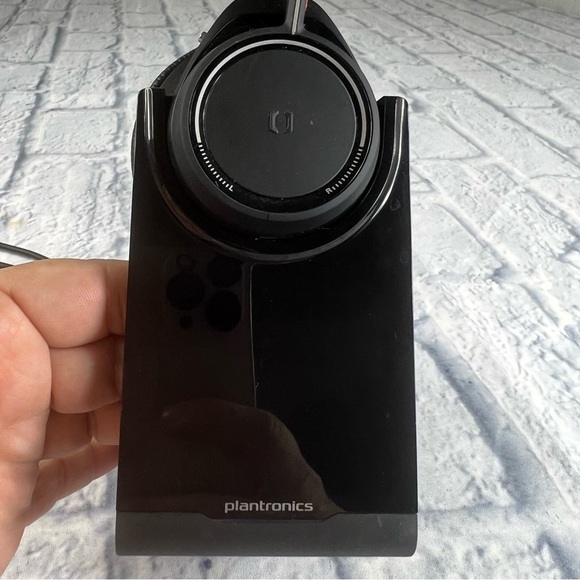 Plantronics by Poly Voyager Focus UC Wireless Headset w/Charge Stand - Picture 10 of 11